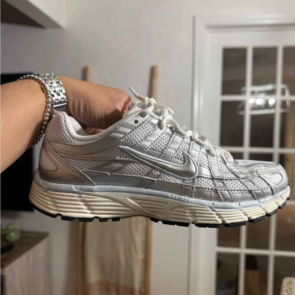 Nike Women’s Silver/White Mesh Running Sneakers - Picture 4 of 8